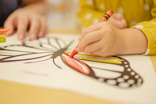Étude de cas – « Impossible de m’accroupir… quand je m’adresse aux tout-petits dans ma classe de maternelle. »